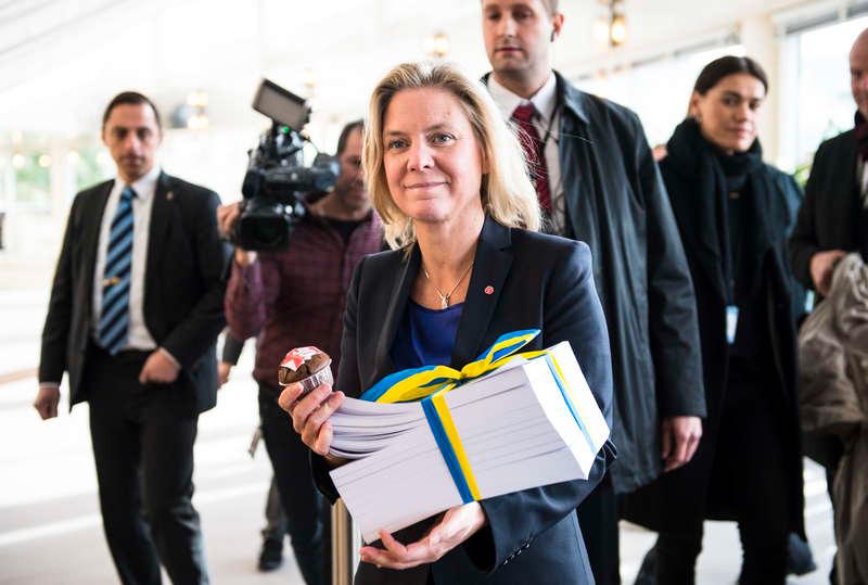 Finansminister Magdalena Andersson under budgetpromenaden.
