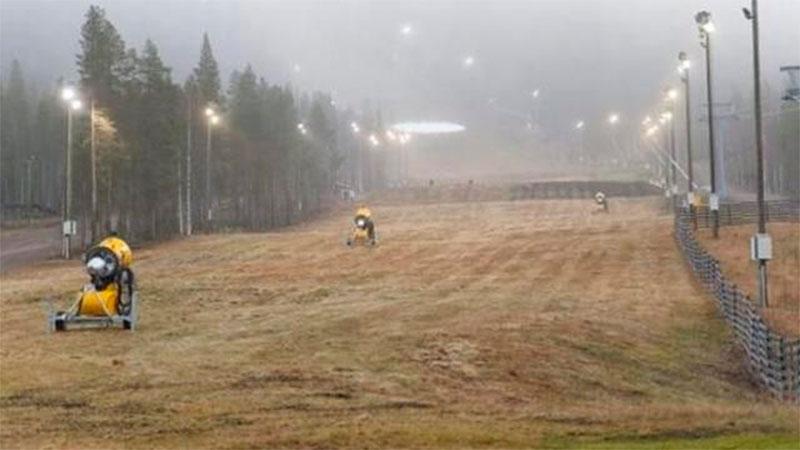 Mattias Hargin och de svenska slalomherrarna skulle haft säsongspremiär för en månad sedan. Men snöbristen i finska Levi tvingade arrangörerna att ställa in tävlingarna.