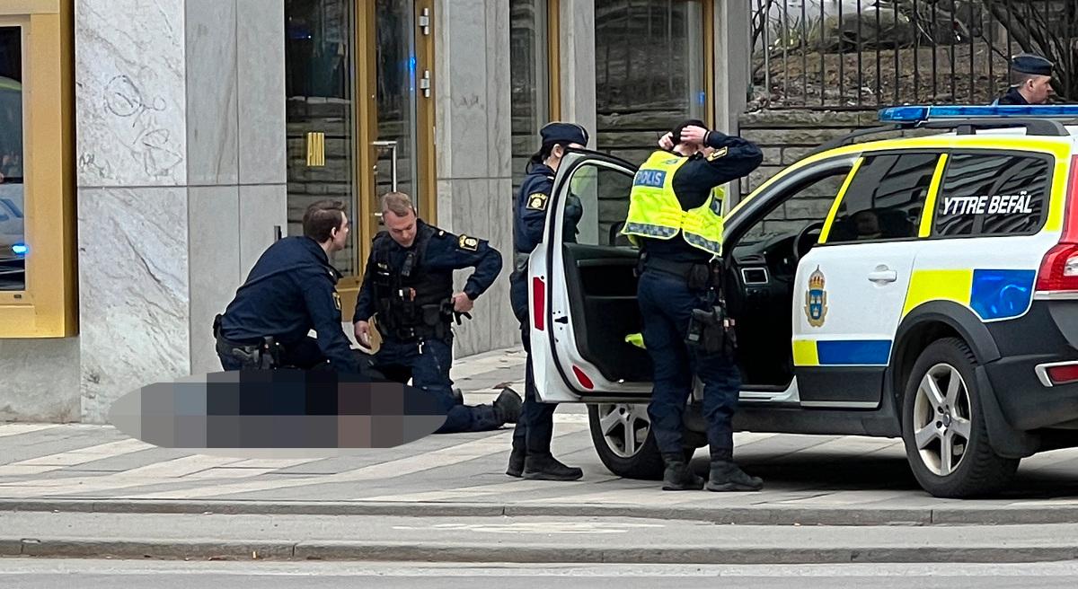 En man greps vid 11-tiden i centrala Stockholm, misstänkt för att ha misshandlat en person.