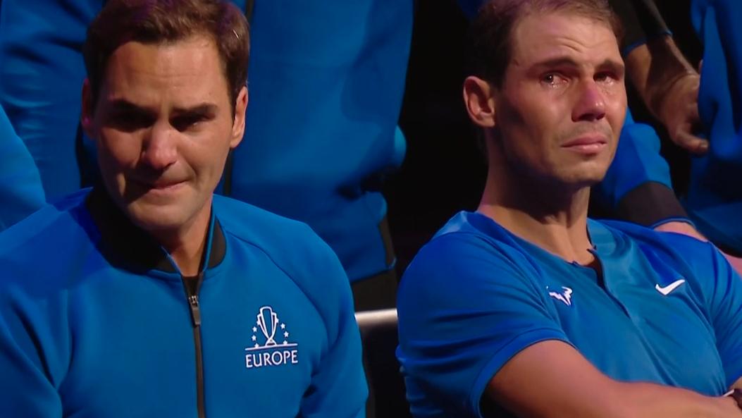 Roger Federer tillsammans med forne rivalen Rafael Nadal under de känslosamma hyllningarna. 