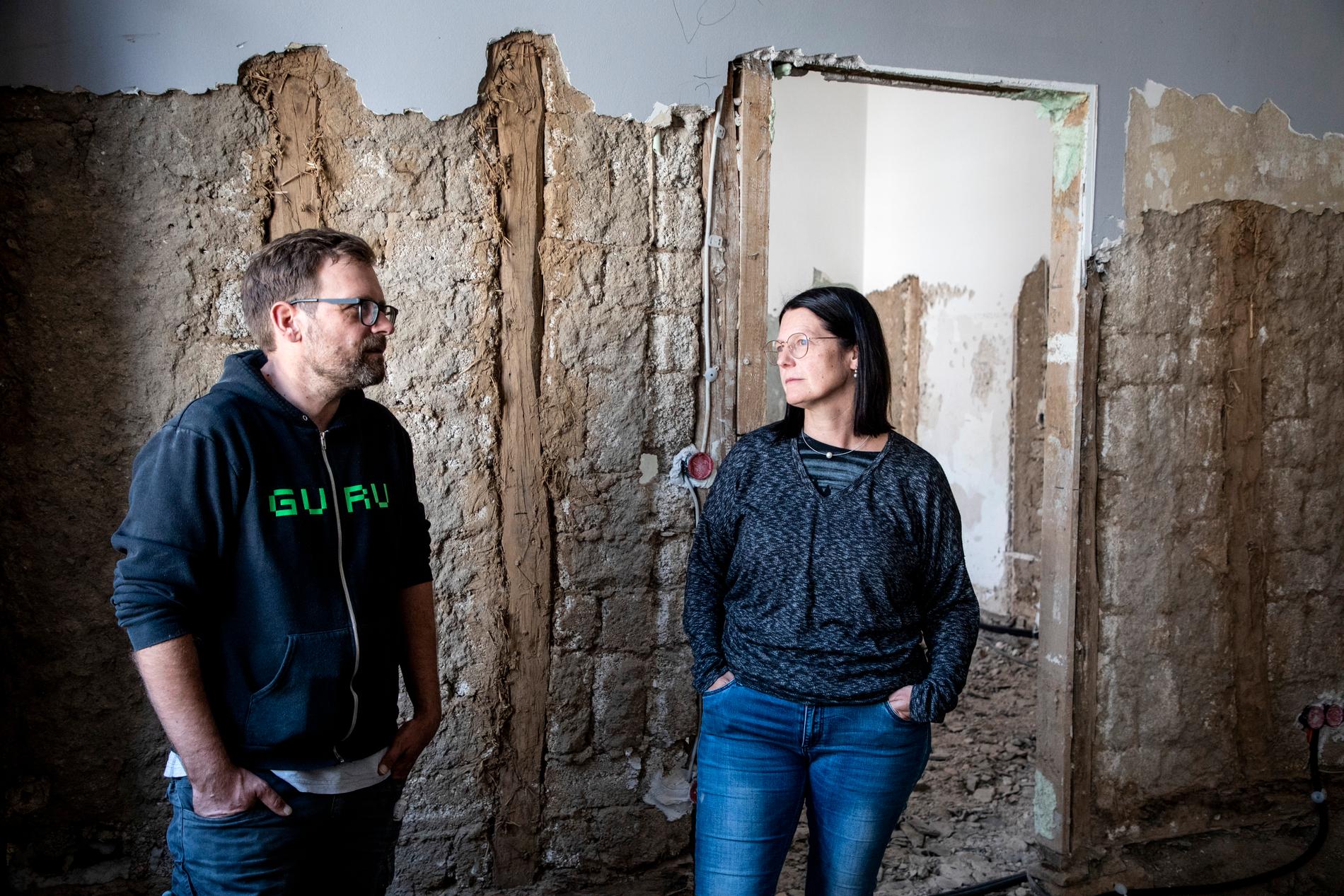 Thorsten och Nicole Schlottmann i sitt hus, som förstördes under översvämningen i juli.