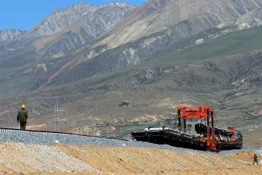 Kineserna vill använda järnvägen för en gigantisk folkförflyttning. Varje år ska 900000 kinesiska nybyggare och pionjärer transporteras in i Tibets ödebygder och till huvudstaden Lhasa.