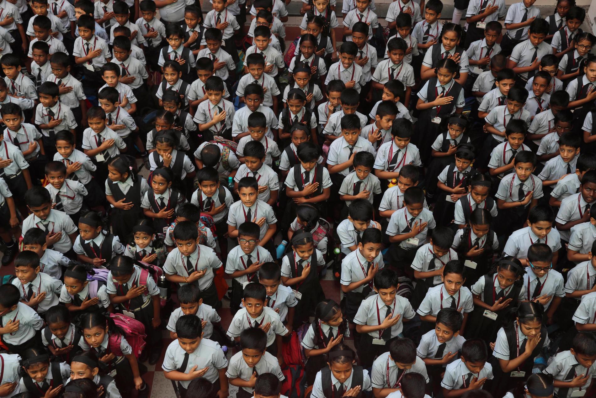 Priset delades ut i samband med storhelgen republikdagen i Indien. Bild från högtidlighållandet i en skola i Bombay – barnen på bilden har inte direkt med artikeln att göra.