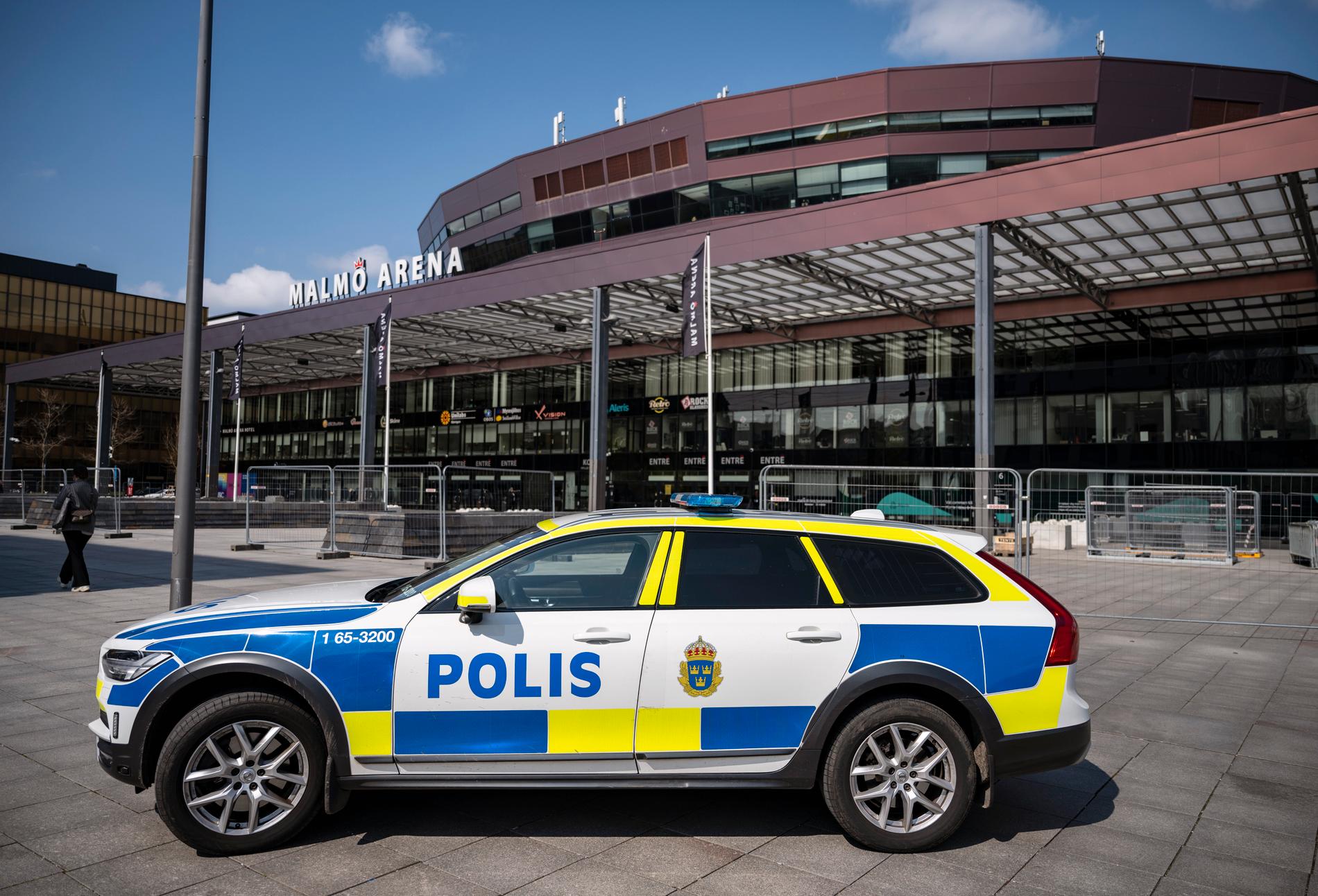Polis utanför Malmö arena.