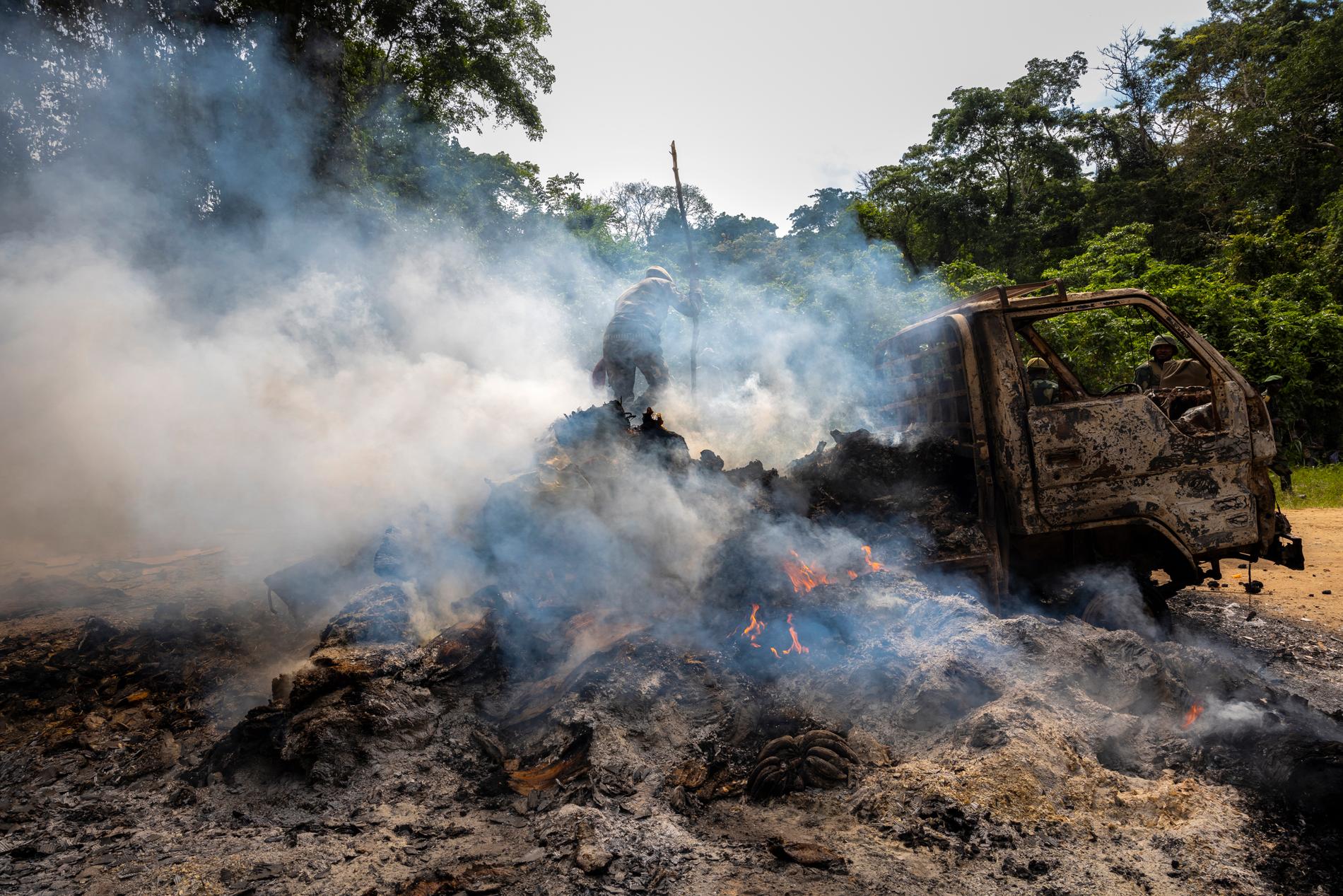 Oroligheterna i östra Kongo fortsätter, på bilden syns ett fordon som förstördes i attacken den 9 april.