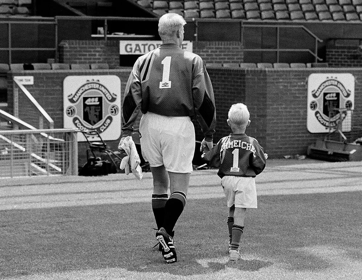Pappa Peter vann fem titlar med Manchester United. I morgon kan kan sonen Kasper ta sin första.