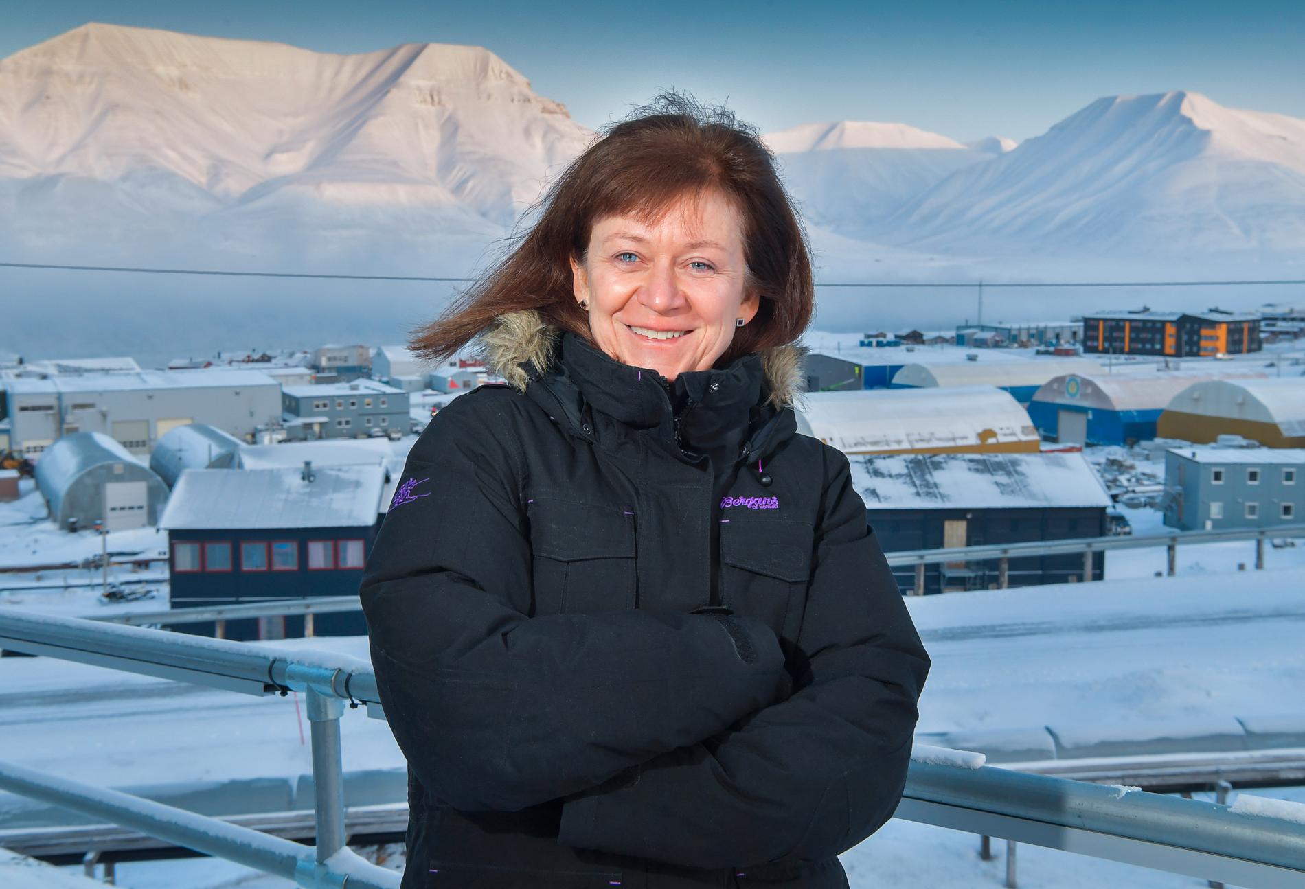 Sysselmannen Kjerstin Askholt är den norska regeringens högsta representant på Svalbard. Hon vill inte prata storpolitik, men tycker att relationen mellan Longyearbyen och Barentsburg är god.