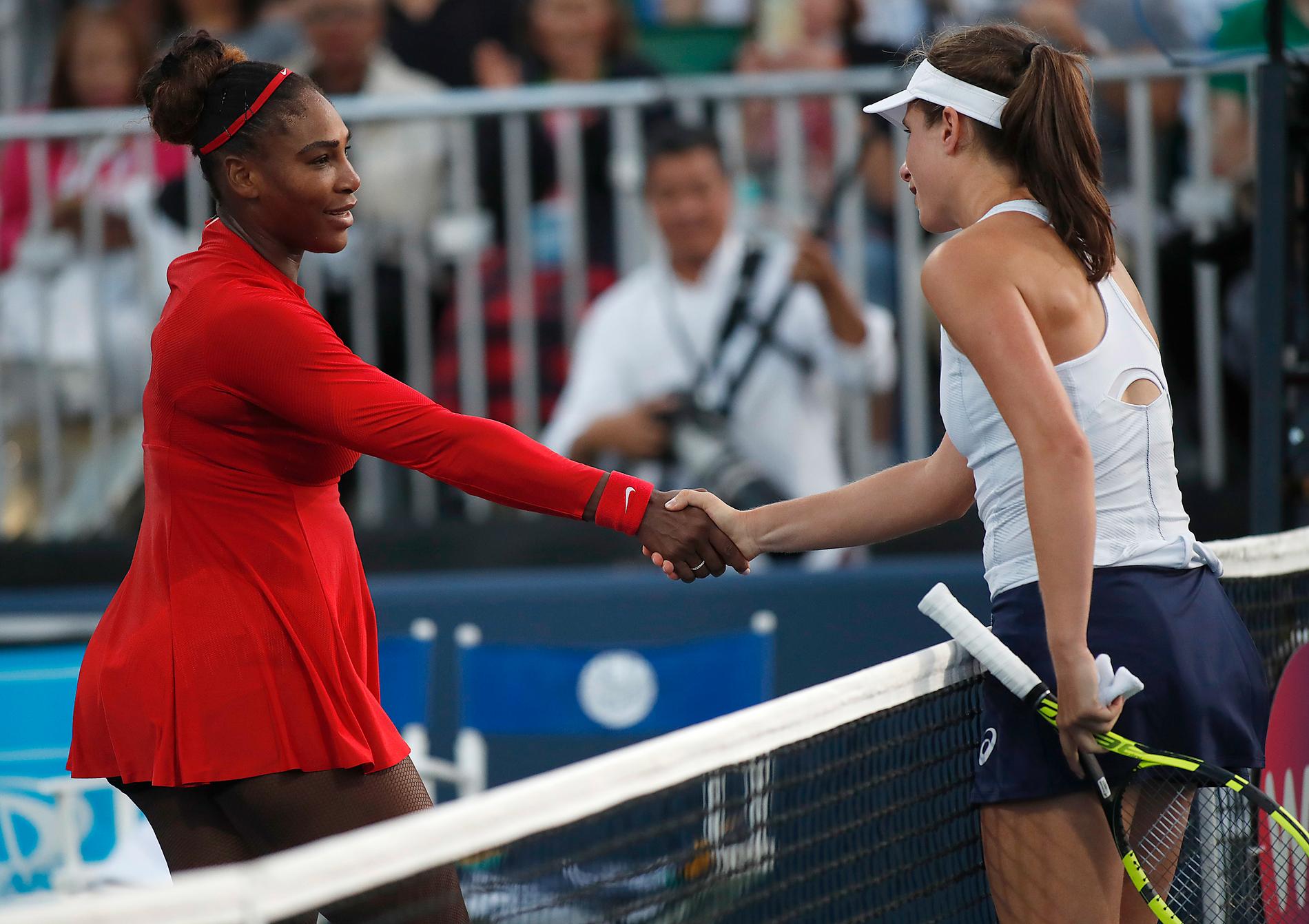 Serena Williams, till vänster, fick se sig besegrad redan i den första omgången i San Jose av brittiskan Johanna Konta, till höger.