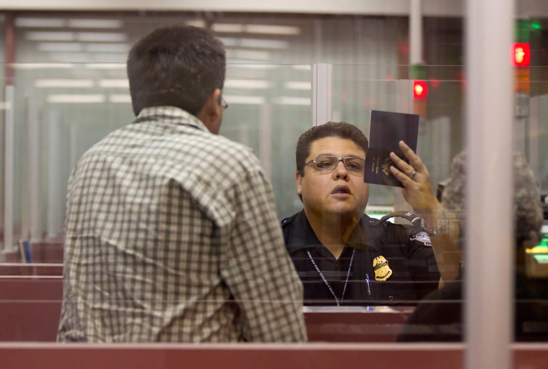 En besökare passerar passkontrollen på den internationella flygplatsen i Las Vegas i USA. Arkivbild.