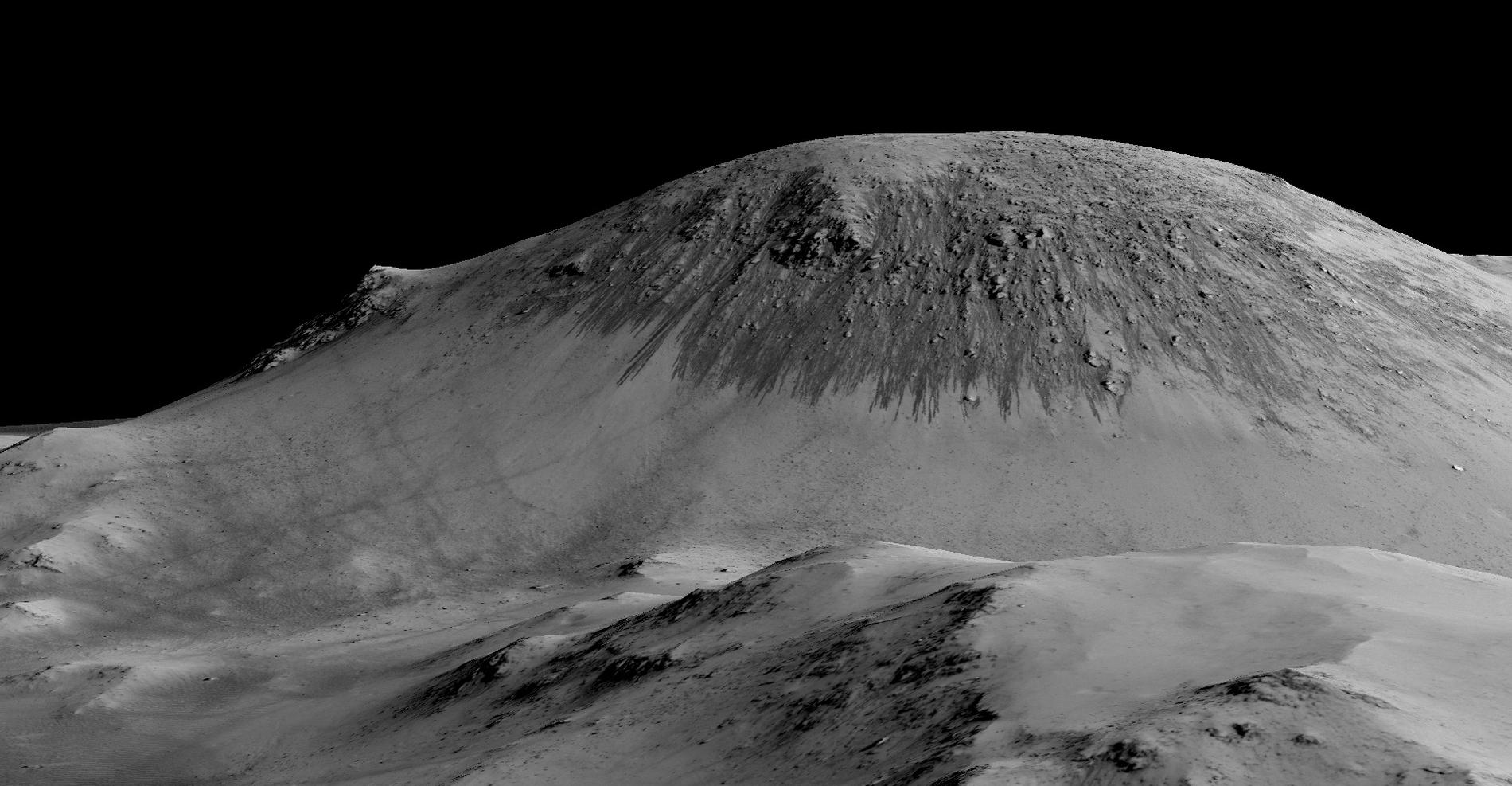 Vatten tros ha runnit nerför den här sluttningen på Mars. De mörka stråken är saltlösningar som bildats av vattnet.