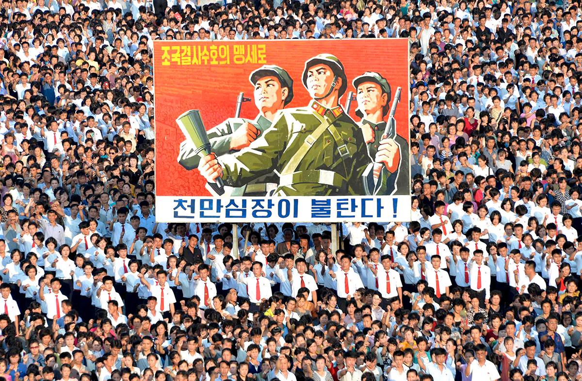 Tusentals nordkoreaner marscherade genom Pyongyang under onsdagen. 