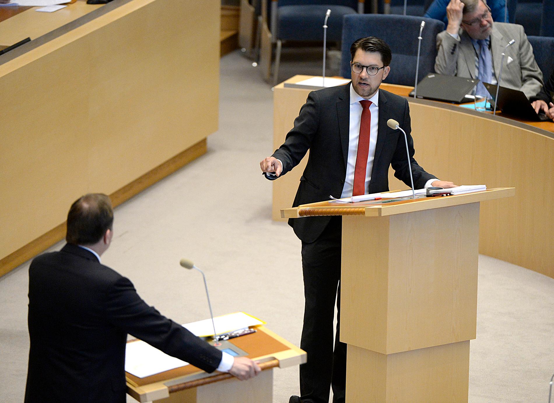 Jimmie Åkesson och Stefan Löfven under en riksdagsdebatt. Nu kräver SD-ledaren statsministerns avgång.