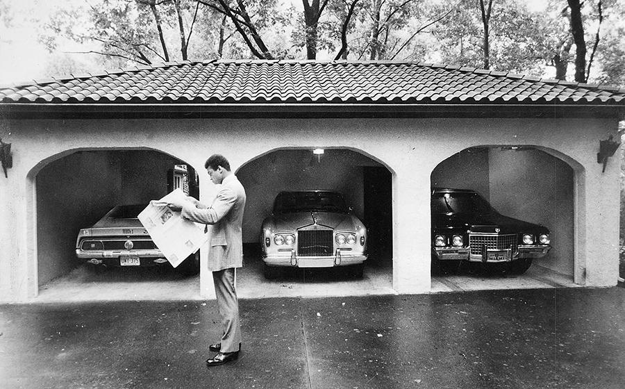 I Muhammad Alis garage stod lyxbilarna uppradade. Bland andra en silvergrå Rolls Royce Corniche Cabriolet som för dagen vägrade starta.