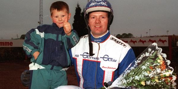 Joakim och pappa Claes jublar efter en vinst på 90-talet.
