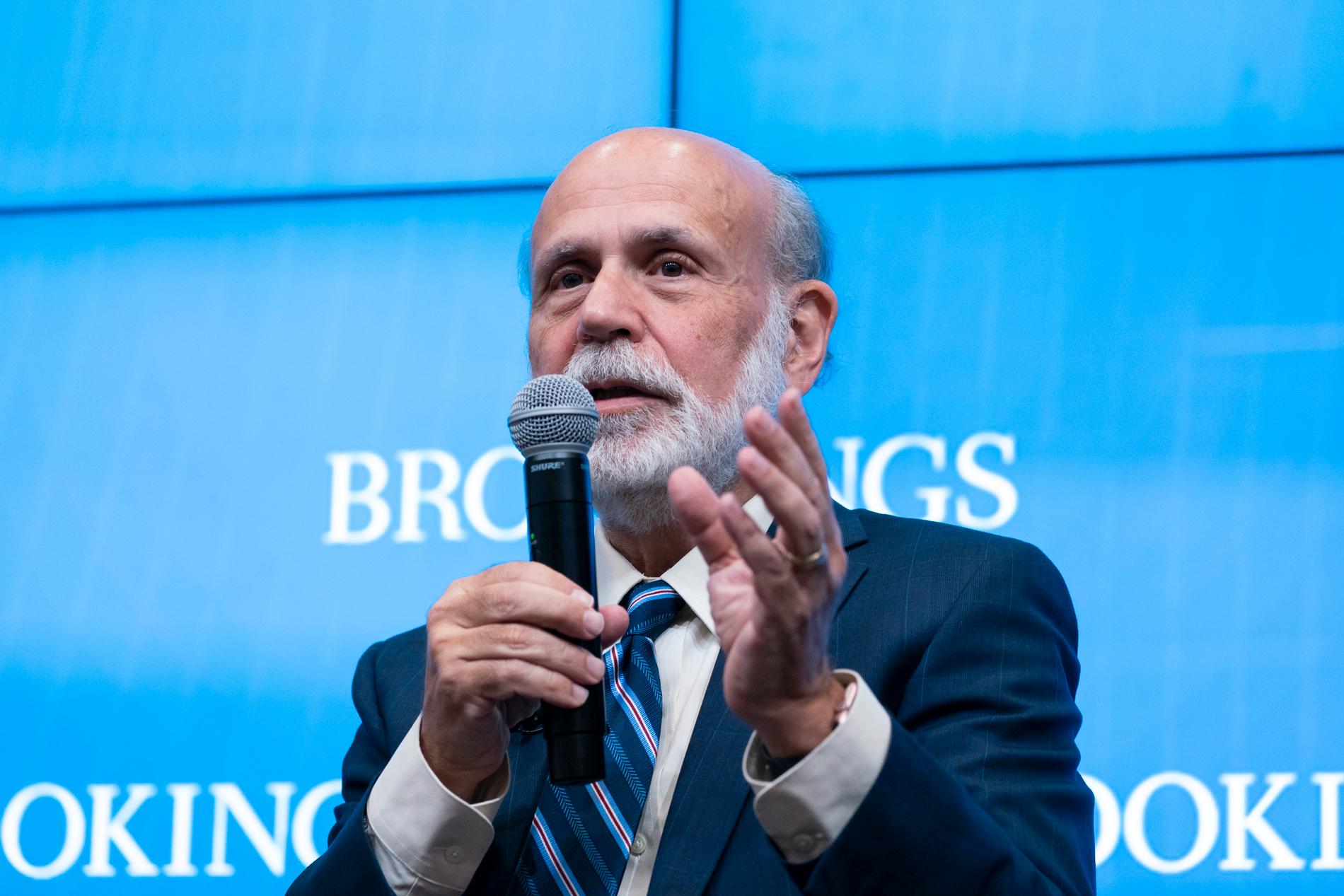 Förre Fed-chefen Ben Bernanke prisas.