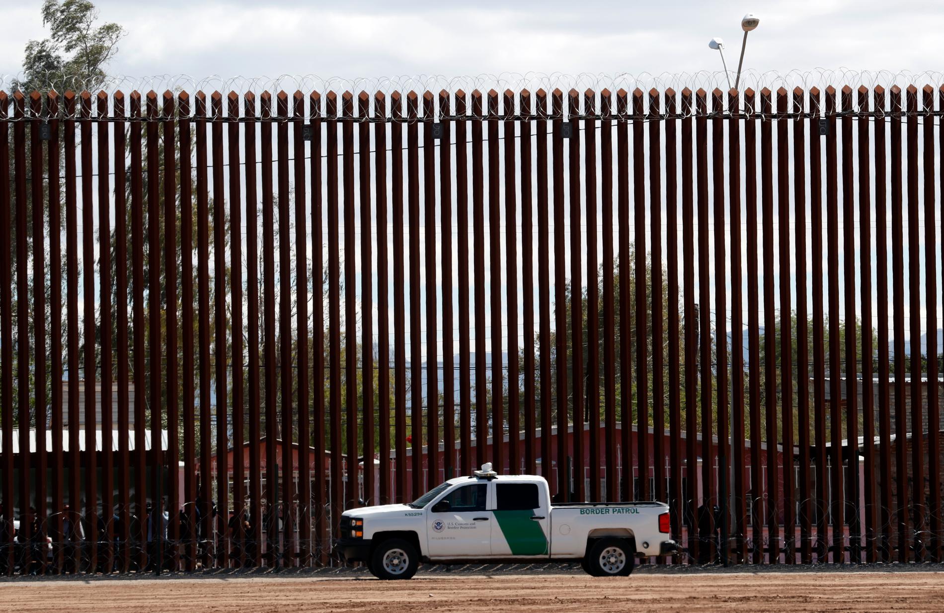 En amerikansk gränspolis vid muren mellan USA och Mexiko. Arkivbild.