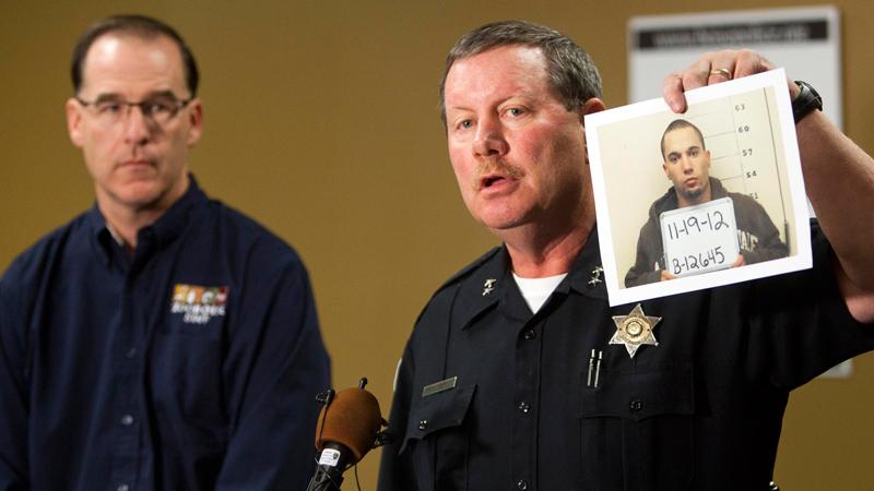 Polisen i Boise håller upp fotografiet föreställande den man som greps för ”apmordet”.