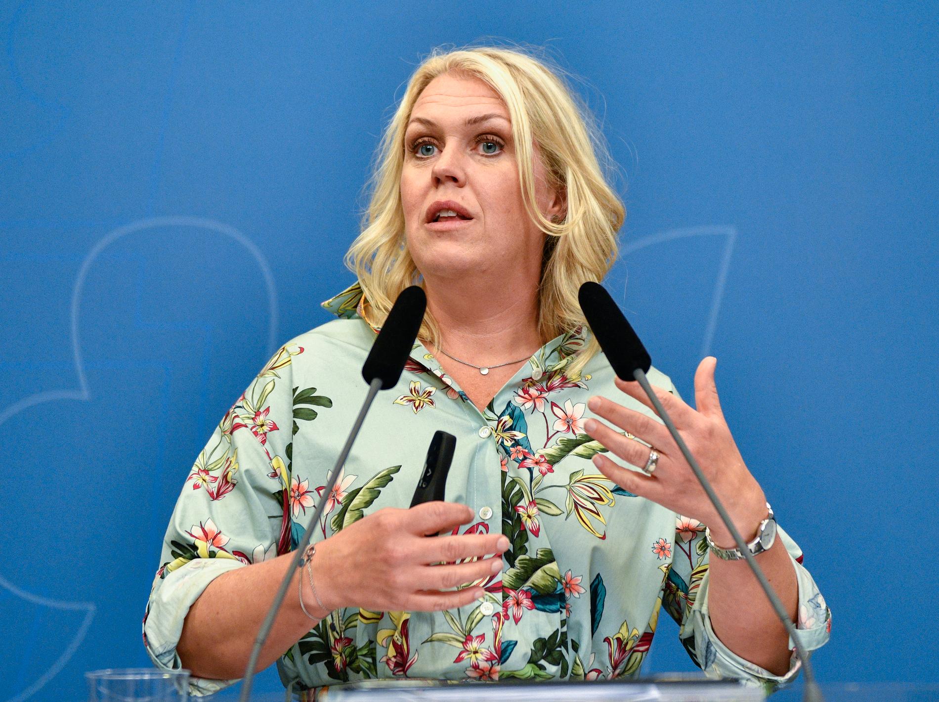 Äldreminister Lena Hallengren kallat till krismöte, enligt uppgifter till Aftonbladet. 