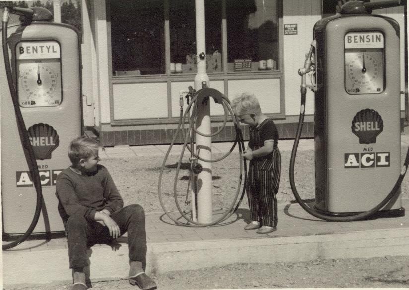 ”Det här var när Shell kom hit, 1954”, berättar Birgitta Pettersson. På bilden syns Thomas pappa Lars-Gösta (till vänster) och hans kusin Per-Anders. 