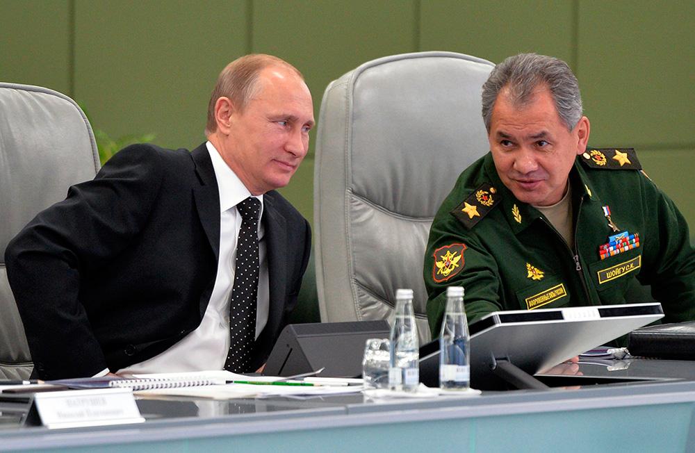 Vladimir Putin och försvarsministern Sergej Shoigu.