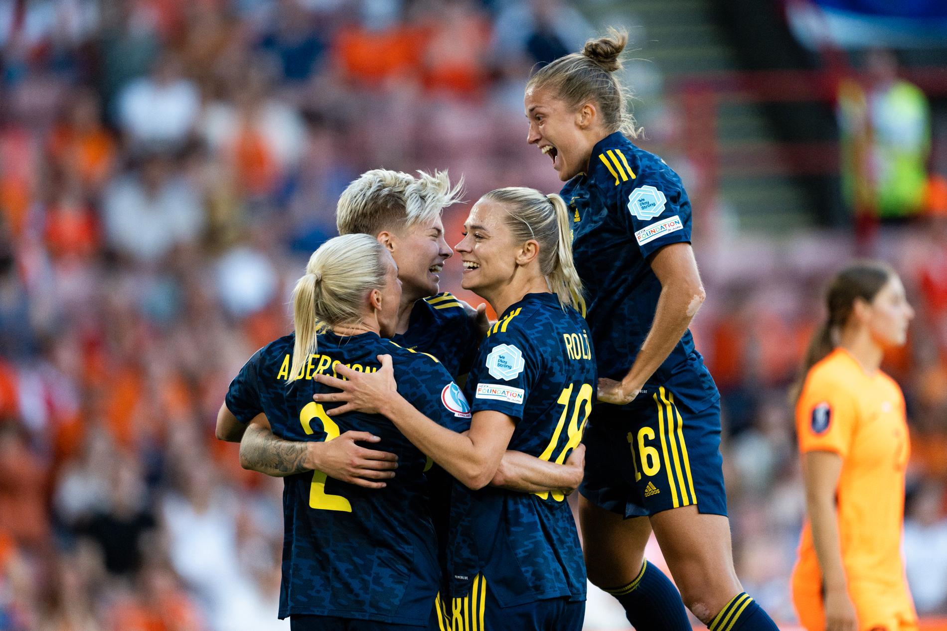 Sverige jublar efter sitt mål mot Nederländerna. 