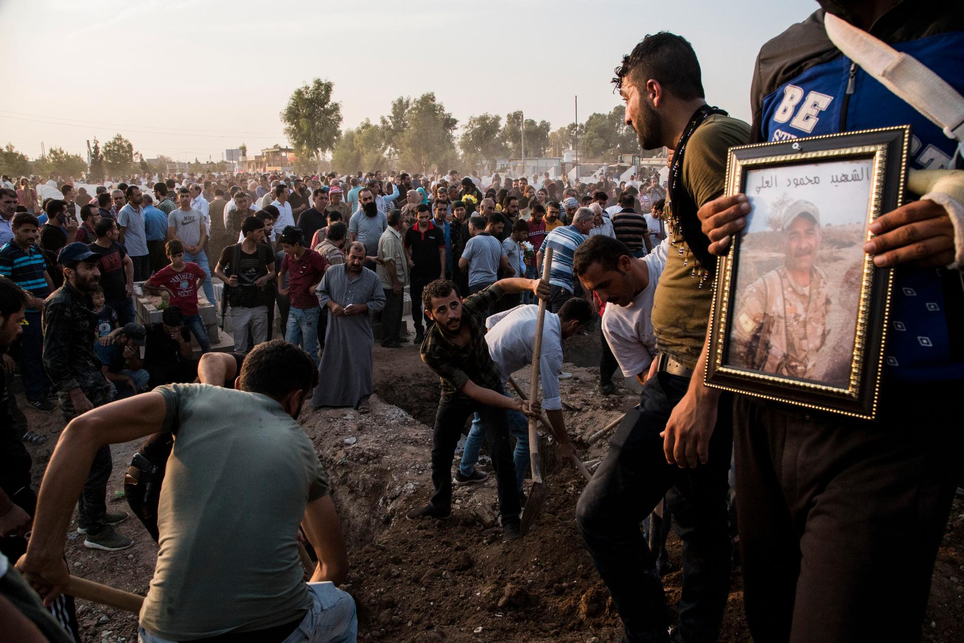 Begravning av människor som dött i samband med turkiets invasion hölls under lördagen. 