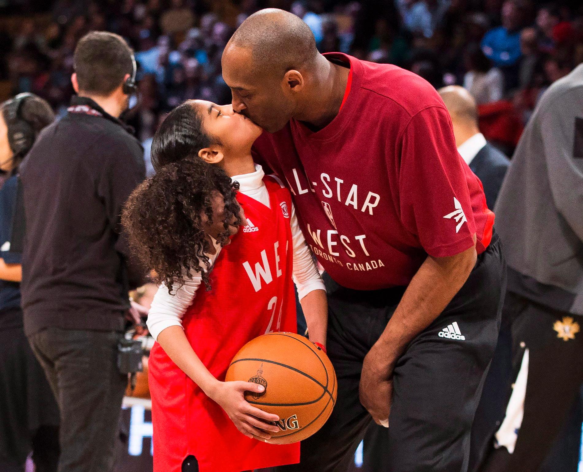 Kobe Bryant med dottern Gianna före en match 2016. 
