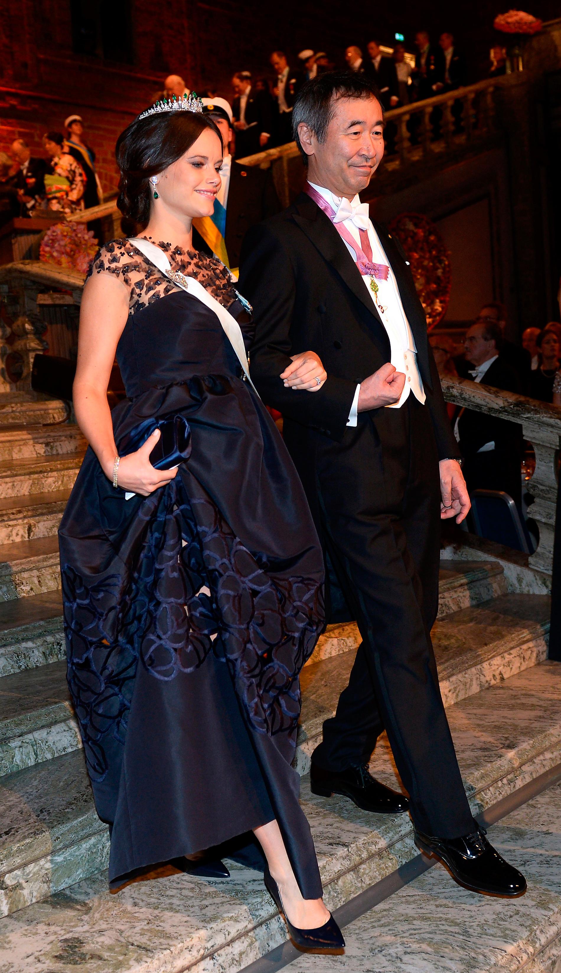 Sofias klänning vid nobelfesten 2015 kostar 76 000 kronor i butik. Men det sägs att Sofia fick en kraftig ”prinsess­rabatt”.