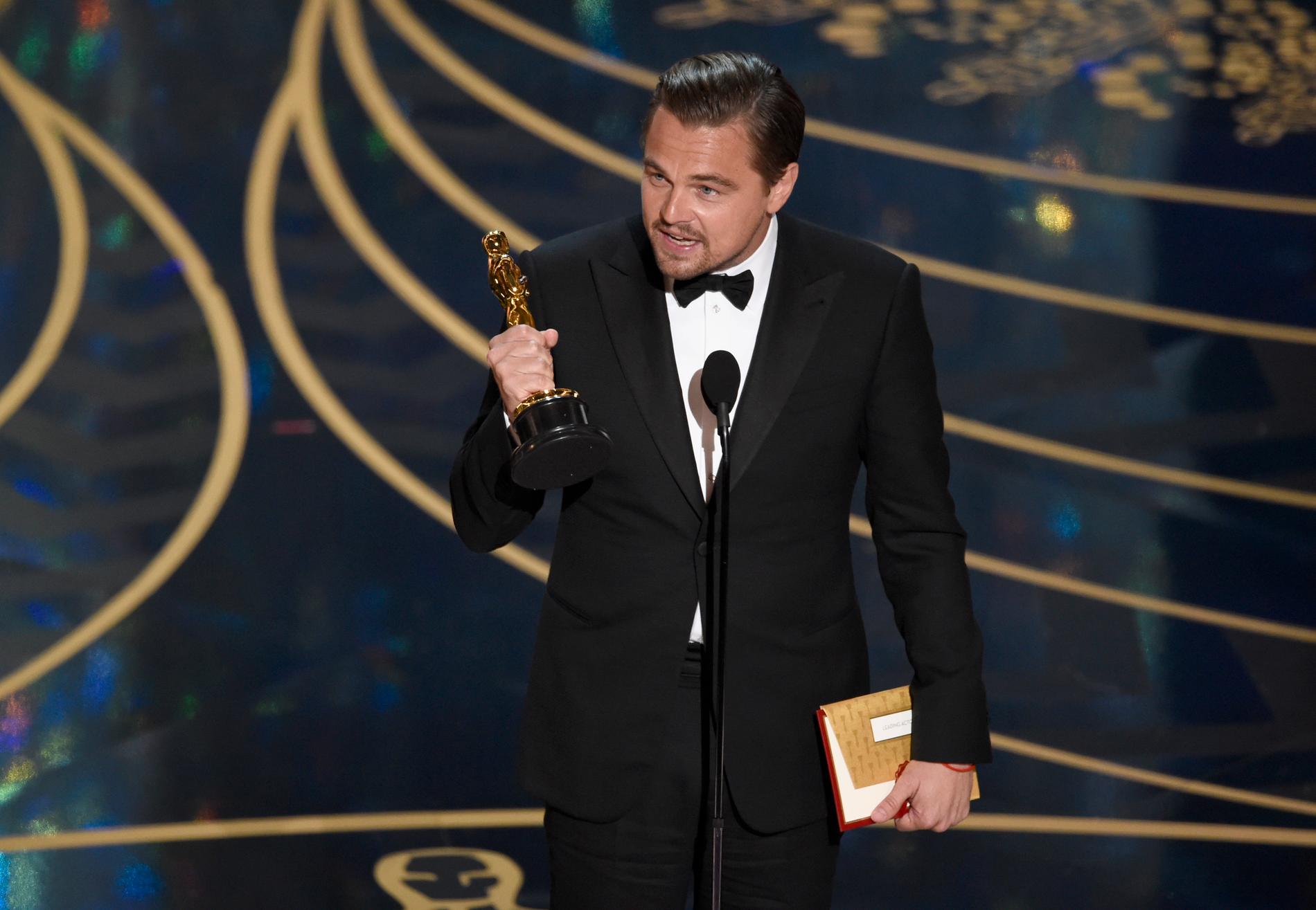 Leonardo DiCaprio passade på att leverera ett brandtal om miljön – och tacka för sin statyett på Oscarsgalan.