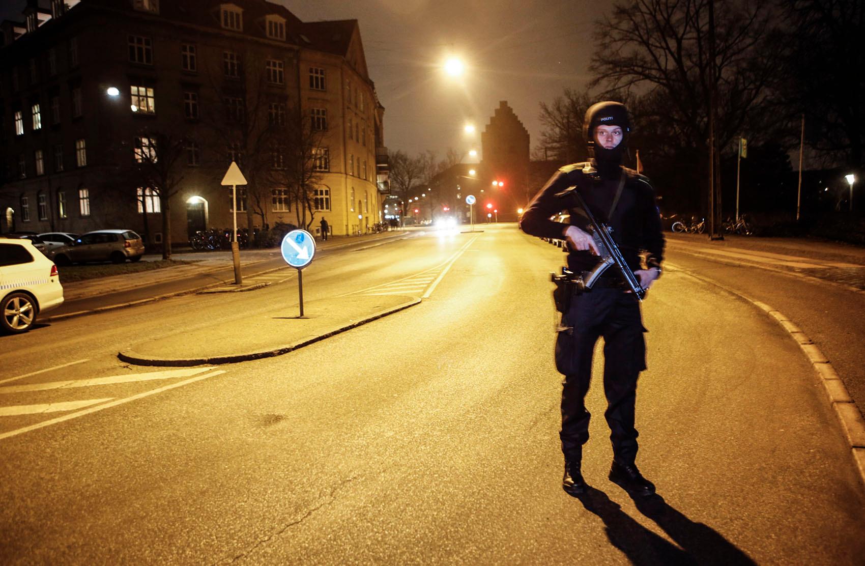 Tungt beväpnad polis i området kring kulturhuset Krudttønden i stadsdelen Østerbro i Köpenhamn på lördagskvällen.