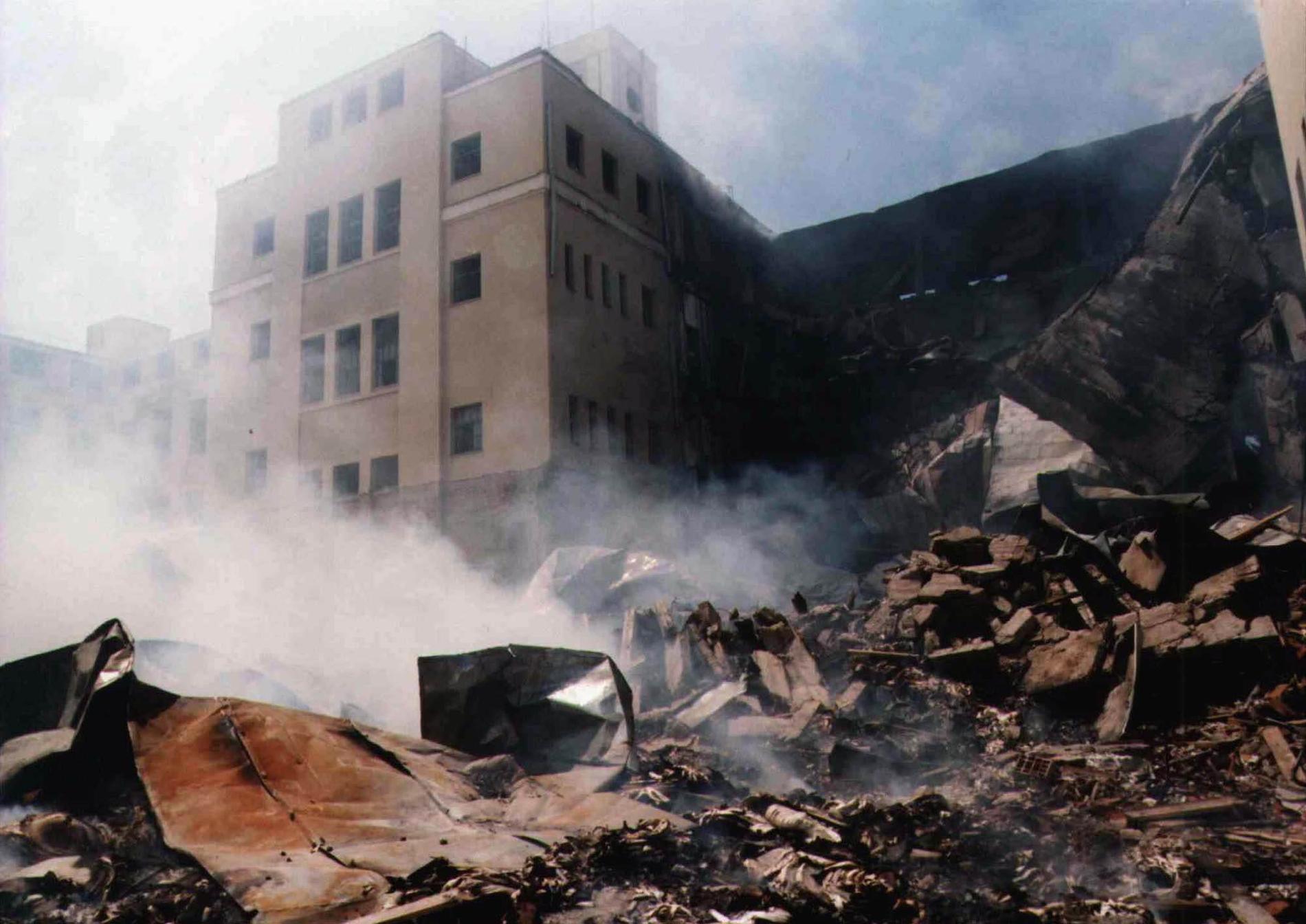 Den bombade tobaksfabriken i Nis, Serbien, 30 maj 1999. 