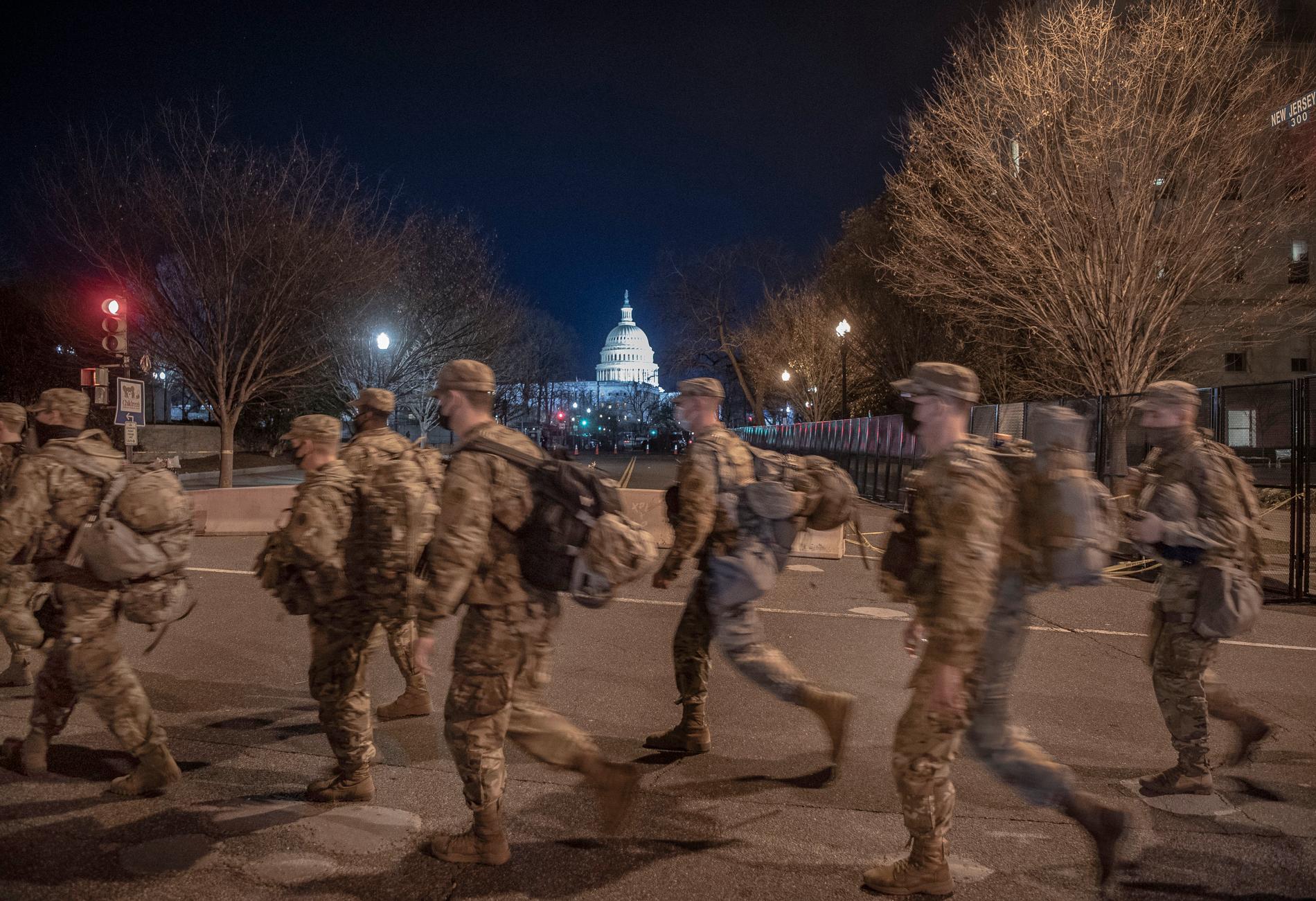  25 000 militärer bevakar kvarteren runt Kapitolium dygnets alla timmar. 