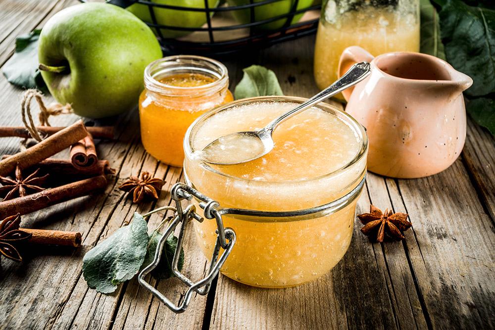 Hemlagat äppelmos kan smaksättas med dina favoritkryddor. 