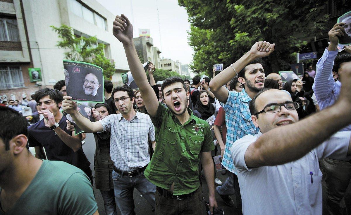 folket mot regimen – igen För 30 år sedan tvingade ett folkligt uppror Irans härskare att avgå. I dag använder regimen samma argument som då: de som protesterar är betalda av främmande makt.