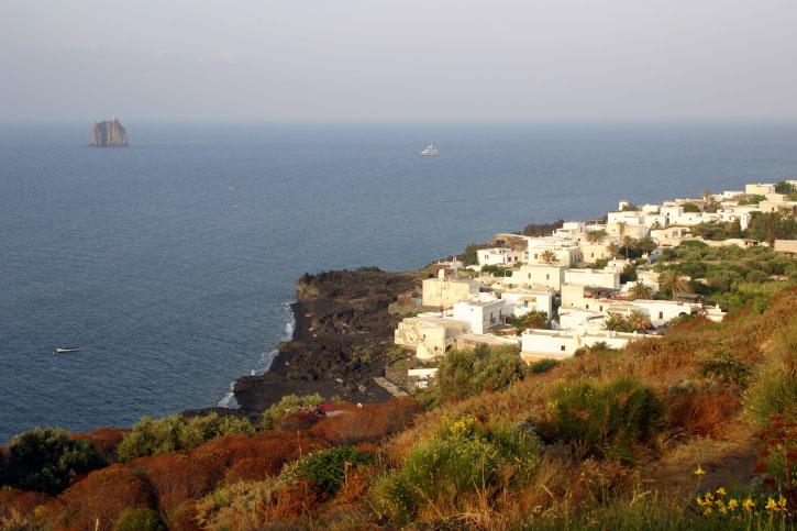 Stromboli, Sicilien, Italien Vy över ön uppifrån vulkanen.