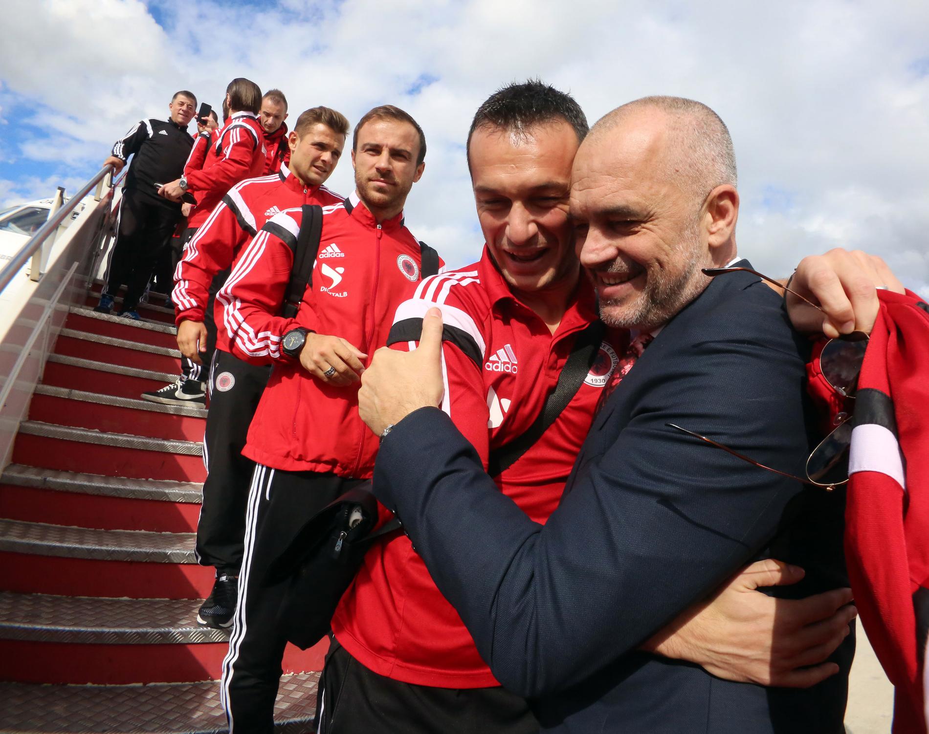 Albanska spelare firas vid hemkomsten till Tirana. Albanien vann mot Armenien med 3–0 i sista omgången och gick till EM på Danmarks bekostnad.