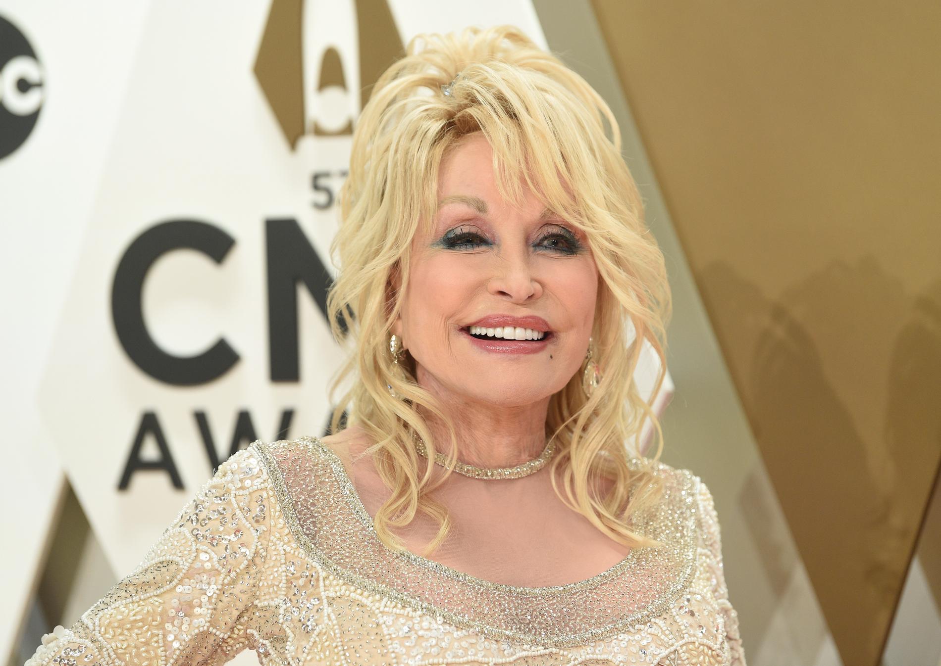 Dolly Parton ska läsa sagor för barn, i hopp om att trösta i oroliga tider i världen. Arkivbild.