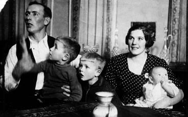 Jens och Ebba Johansson med barnen Henry, Ingemar då fem år (i mitten) och Rolf.