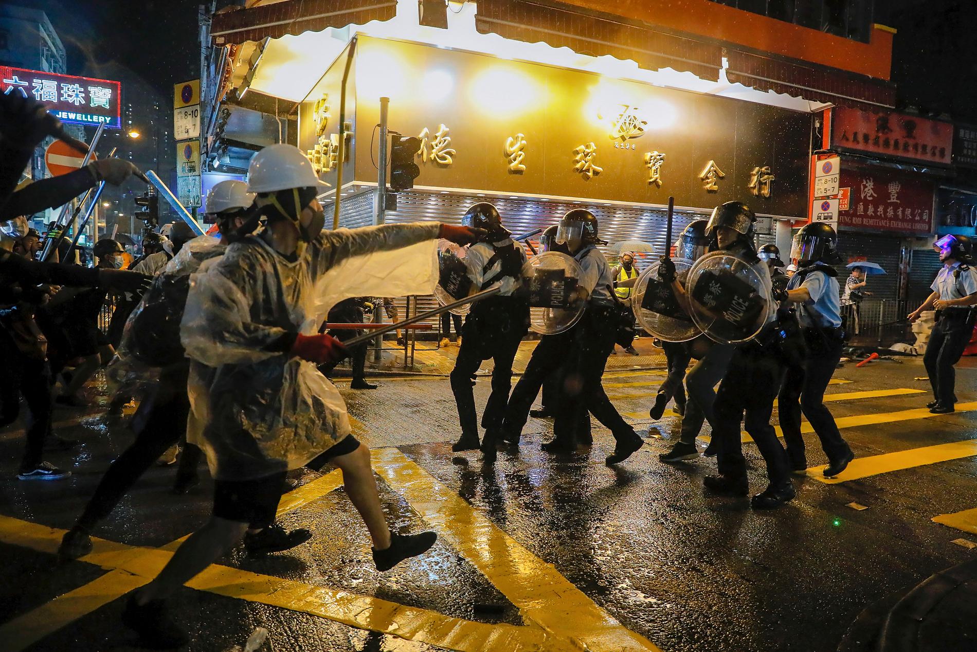 Demonstranter drabbar samman med polis i Hongkong.