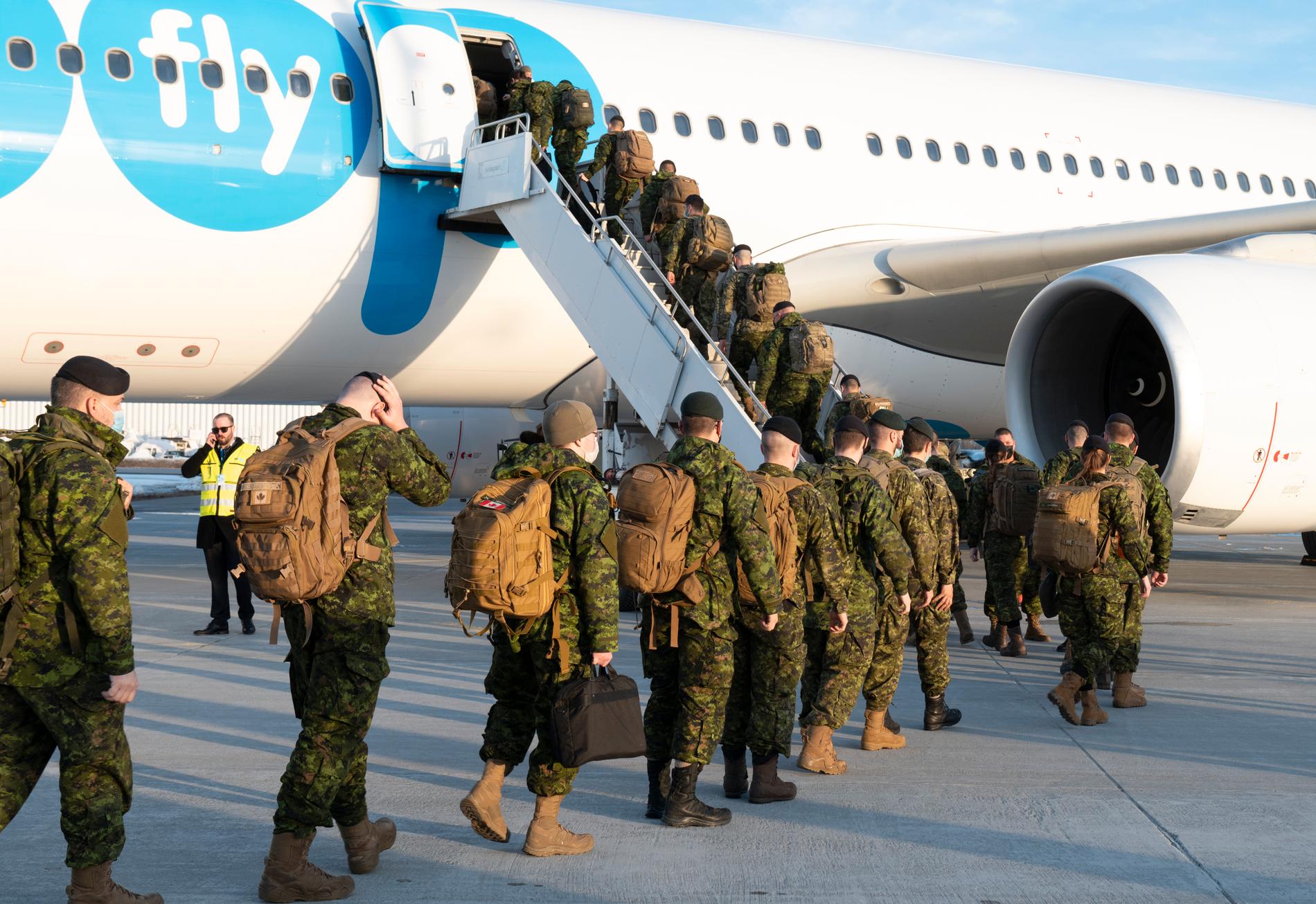 Kanadensiska Nato-soldater på väg till Österuopa.