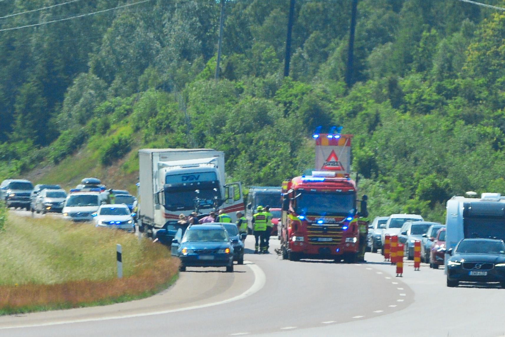 Köer utanför Norrköping när tre bilar var involverade i en olycka med ett lastbilsdäck.