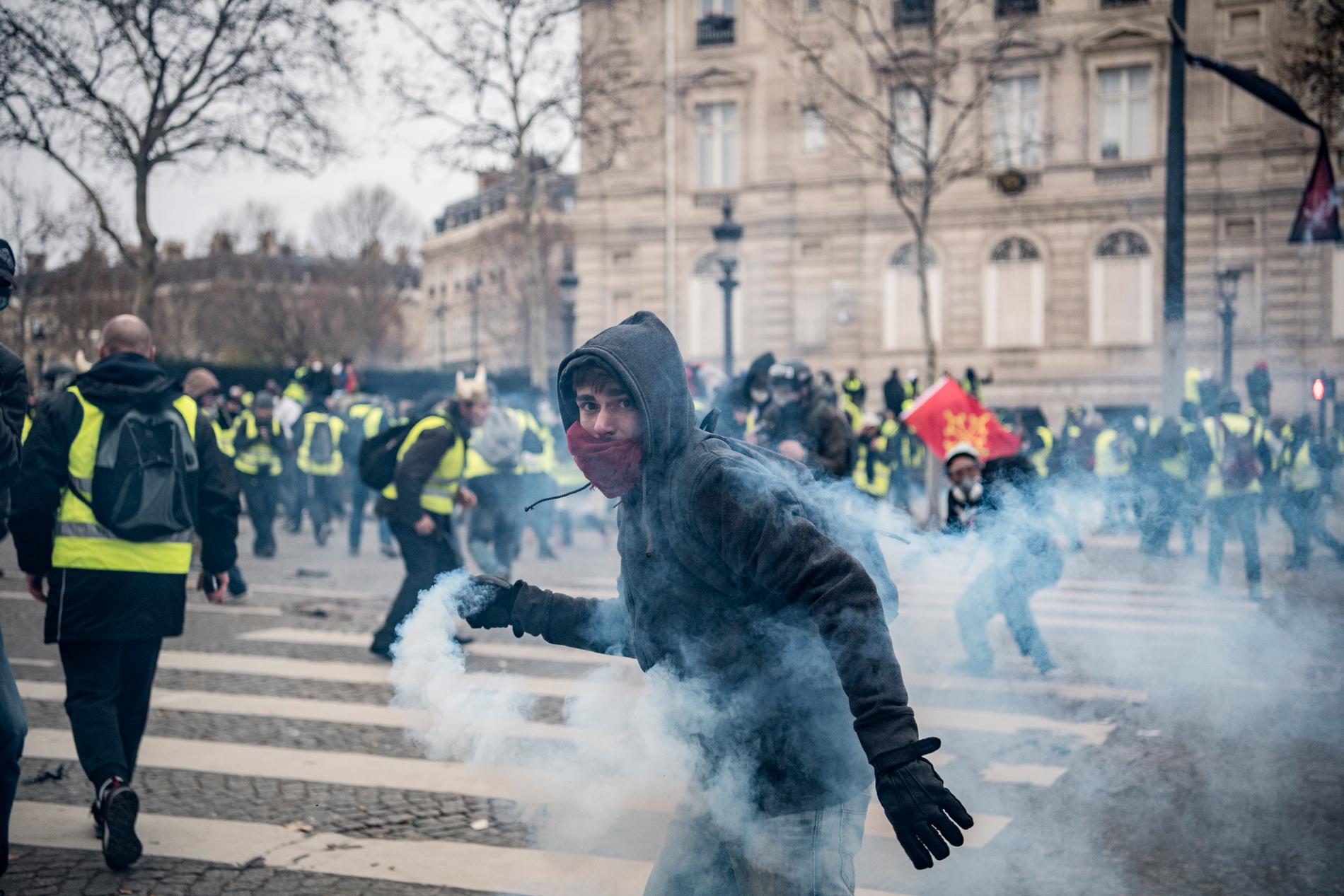 Gula västarna i protest mot Emmanuel Macrons politik. Protesterna i Paris urartade i kravaller och över 700 personer greps.
