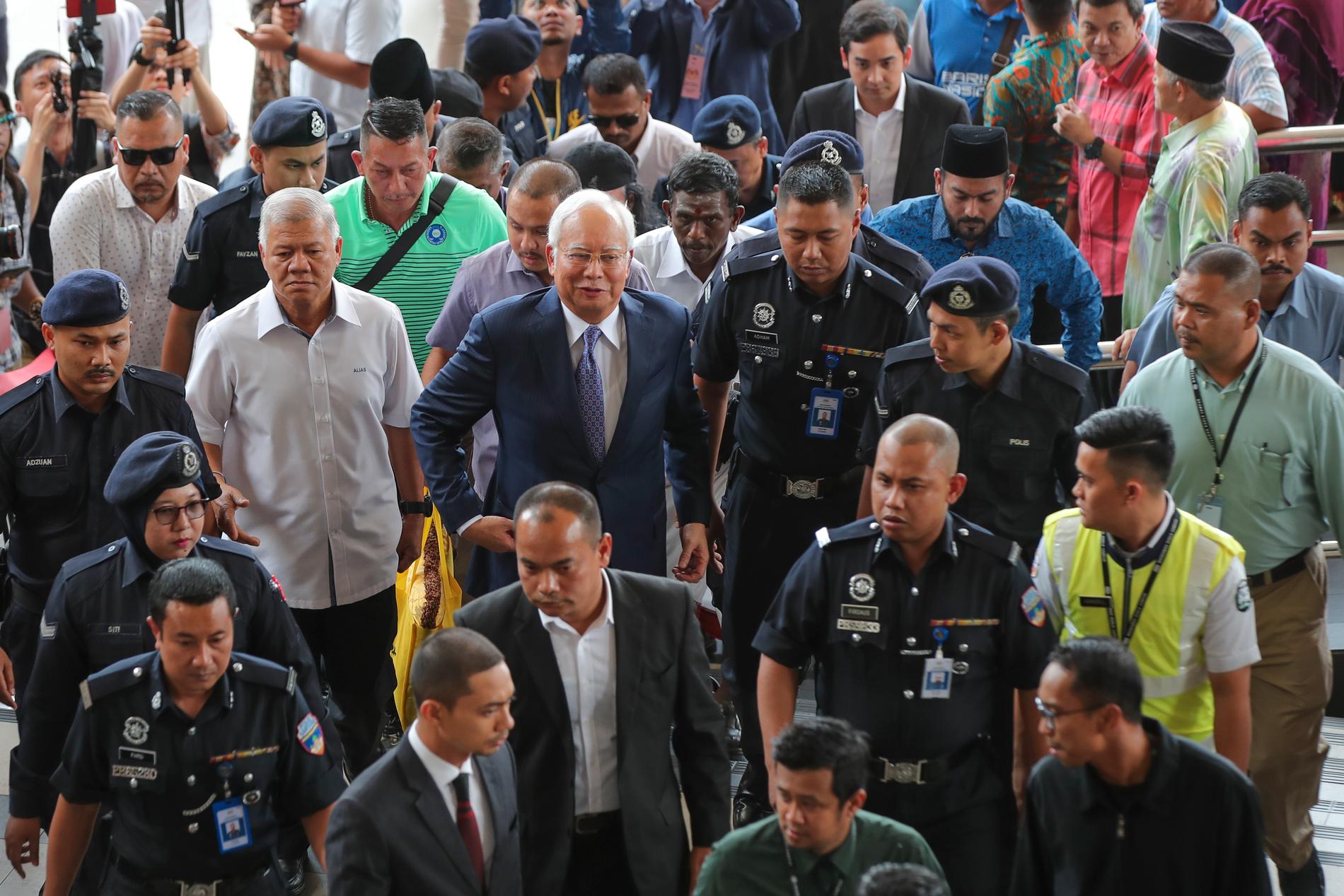Malaysias tidigare premiärminister Najib Razak anländer till rätten.