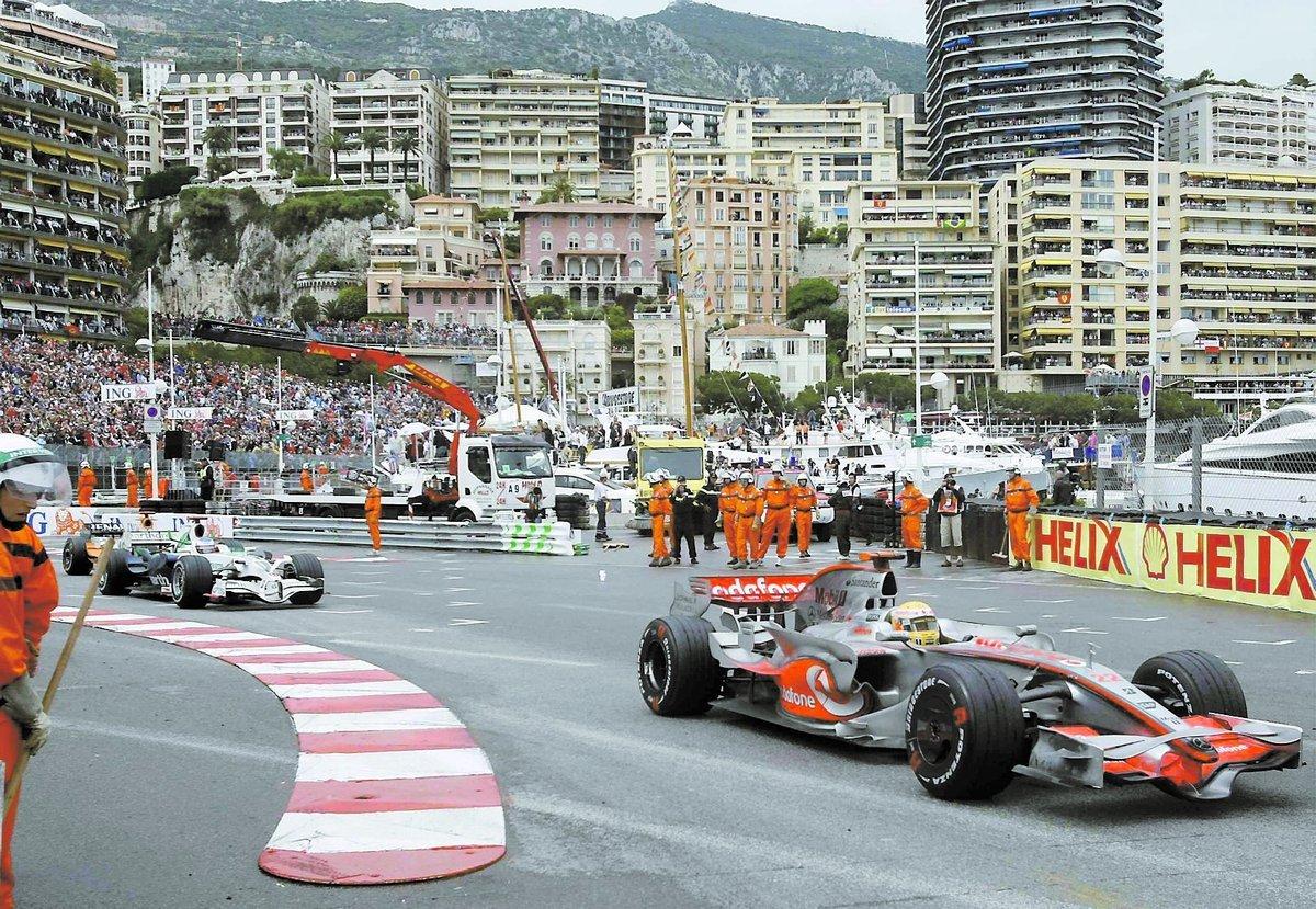 SLickar gathörnen Förarmissar kan bli kostsamma i stadsmiljö. Många rutinerade körde bort sig i Monte Carlo, men McLarens Lewis Hamilton tog sin första seger i furstendömet och leder VM-serien totalt.
