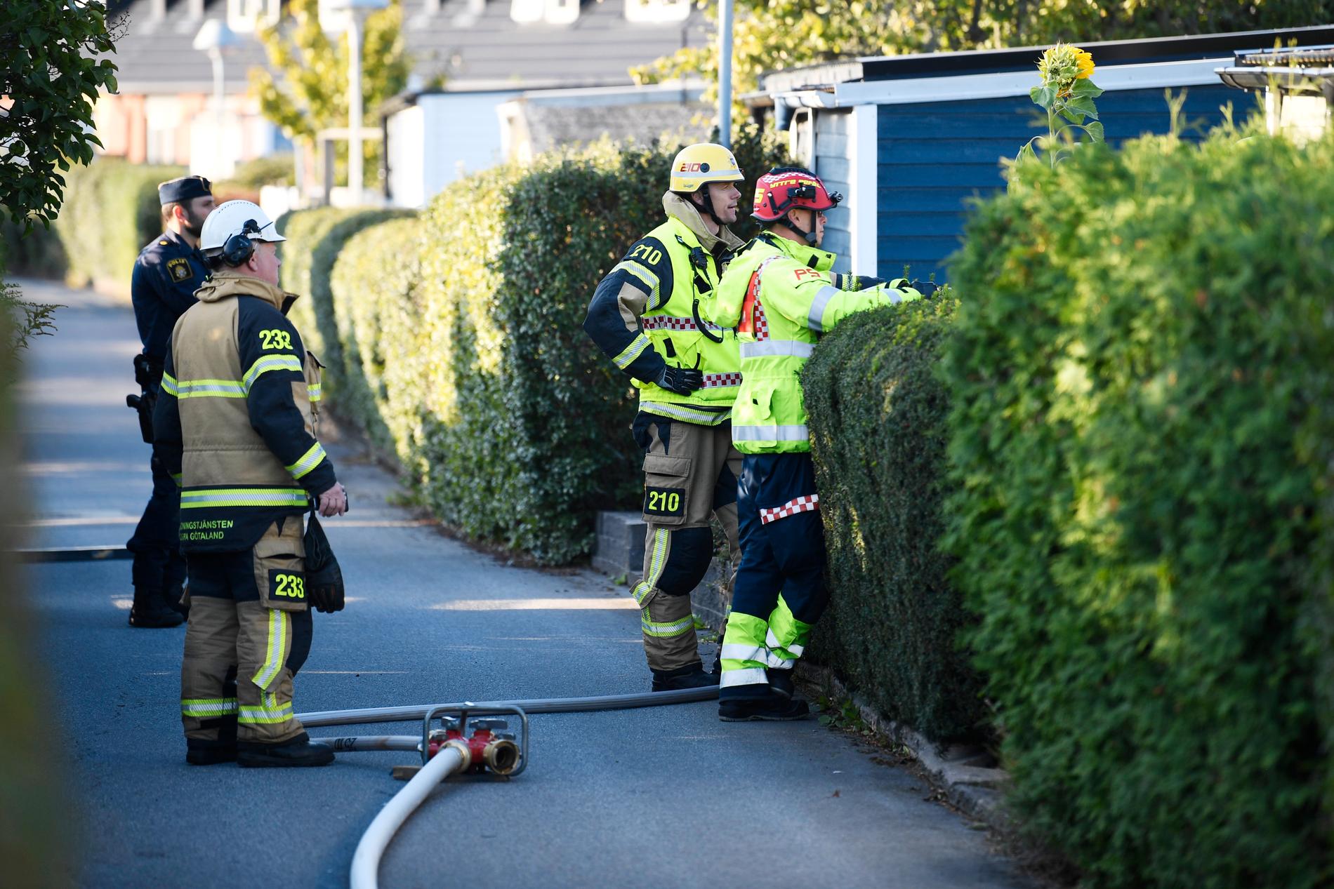 Räddningstjänsten på plats efter radhusbrand i Linköping.
