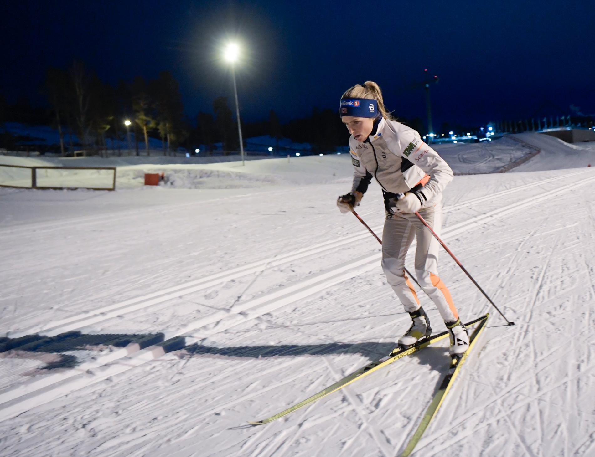 Therese Johaug tränar i Falun inför helgens världscup.