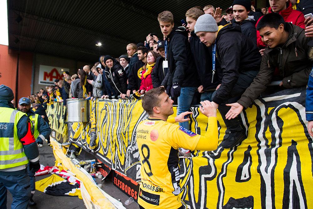 Svensson hälsar på fansen efter seger i sista matchen