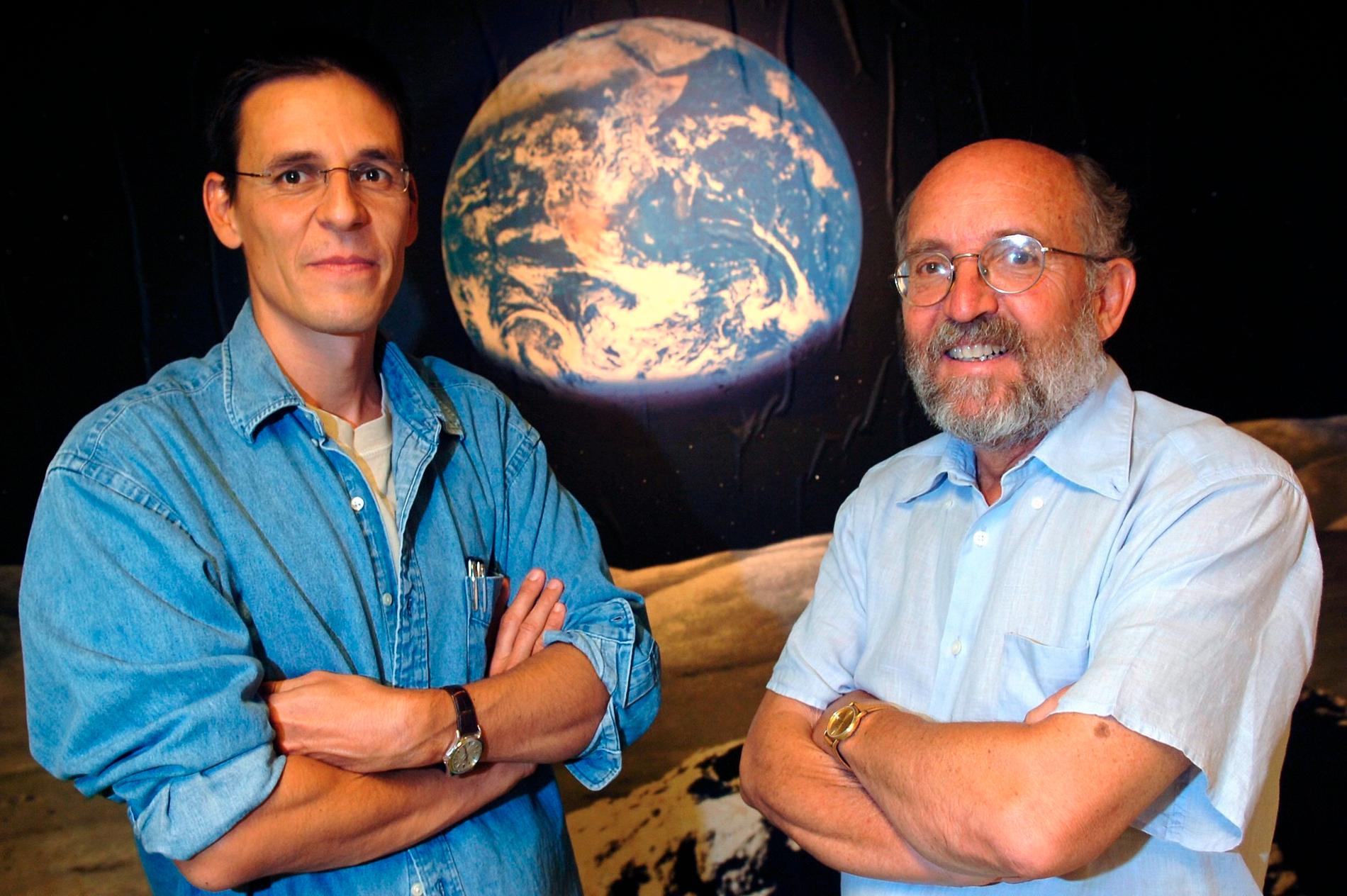  Didier Queloz och Michel Mayor frå tillsammans med James Peeble (saknas på bilden) 2019 års Nobelpris i fysik.