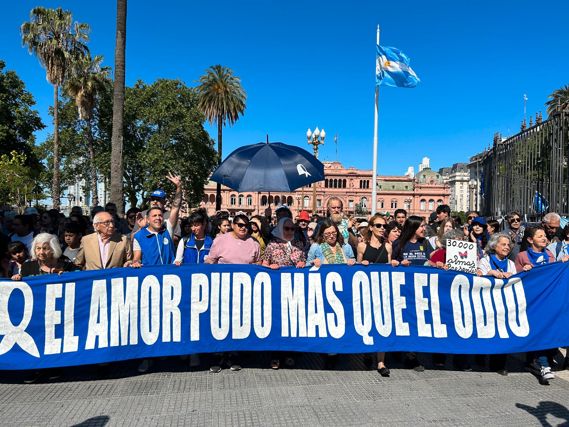 ”Kärleken kunde mer än hatet”, Mödrarna vid Plaza de Mayo bär parollen när de marscherar framför presidentpalatset Casa Rosada i Argentinas huvudstad Buenos Aires.