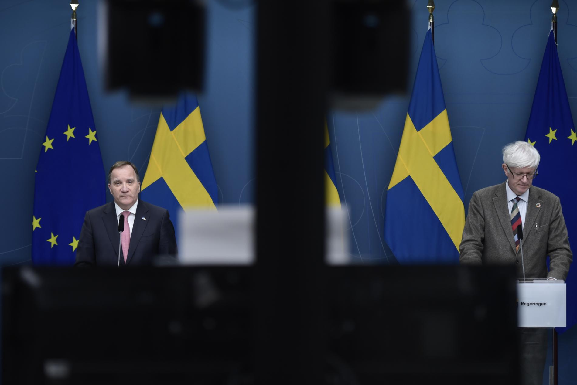 Statsminister (S) Stefan Löfven och Johan Carlson Folkhälsomyndighetens generaldirektör. 